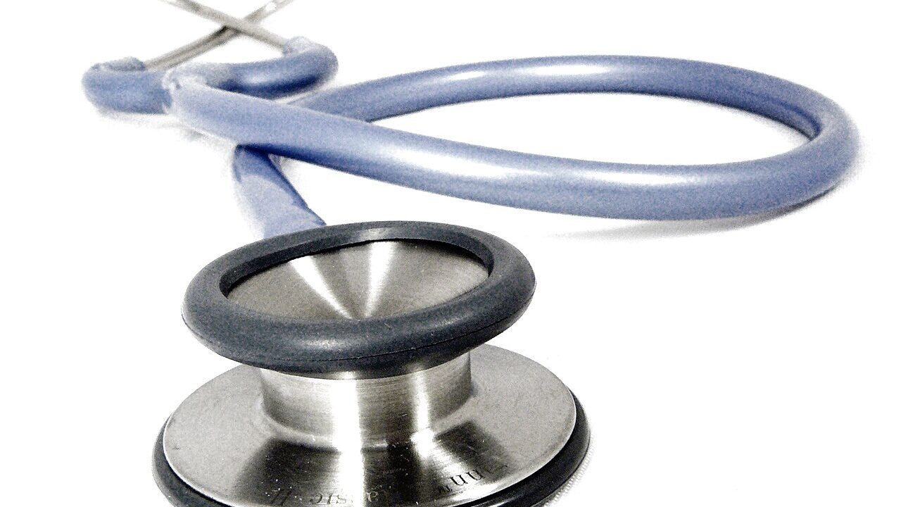 Estetoscópio sobre documentos médicos em uma mesa