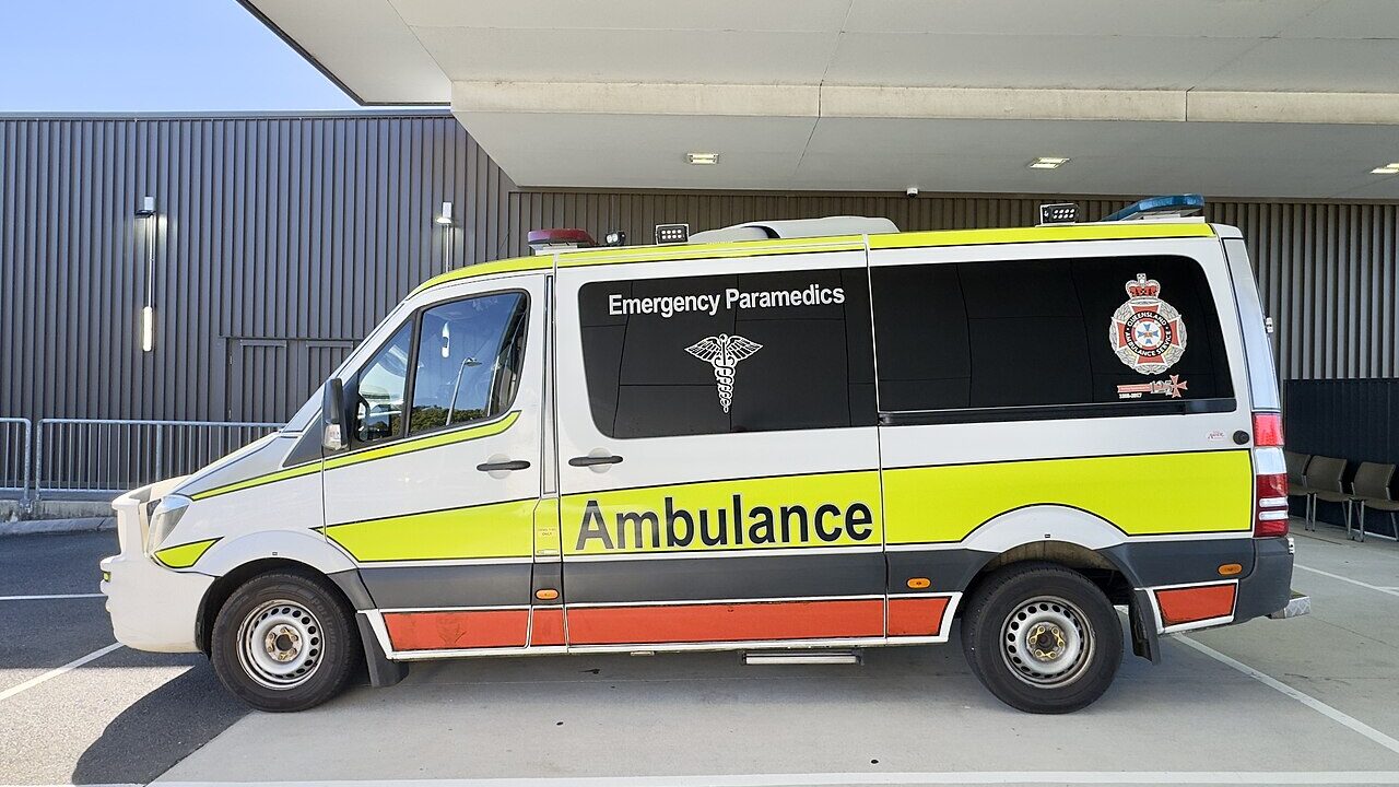 Ambulância estacionada na entrada de um serviço de emergência